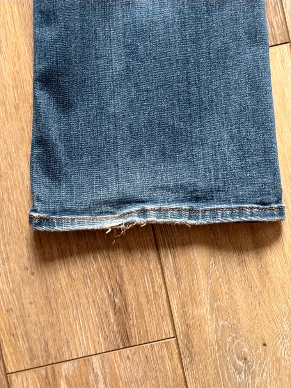 Kut from the Cloth, boot cut Jeans in Medium Blue Wash - Picture 6 of 6